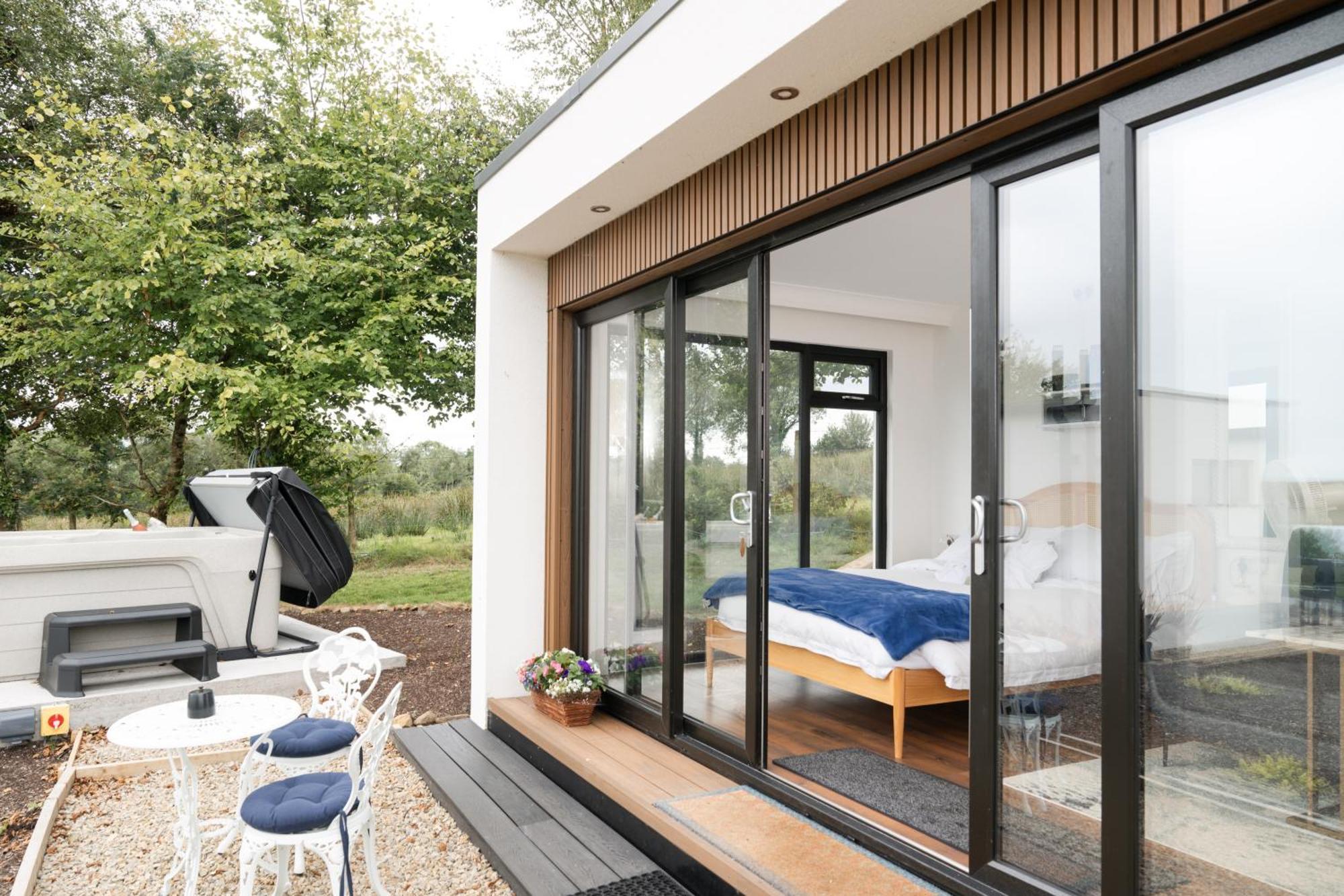 Lakescape - Waterfront Self- Catering Cabins 恩尼斯基林 外观 照片