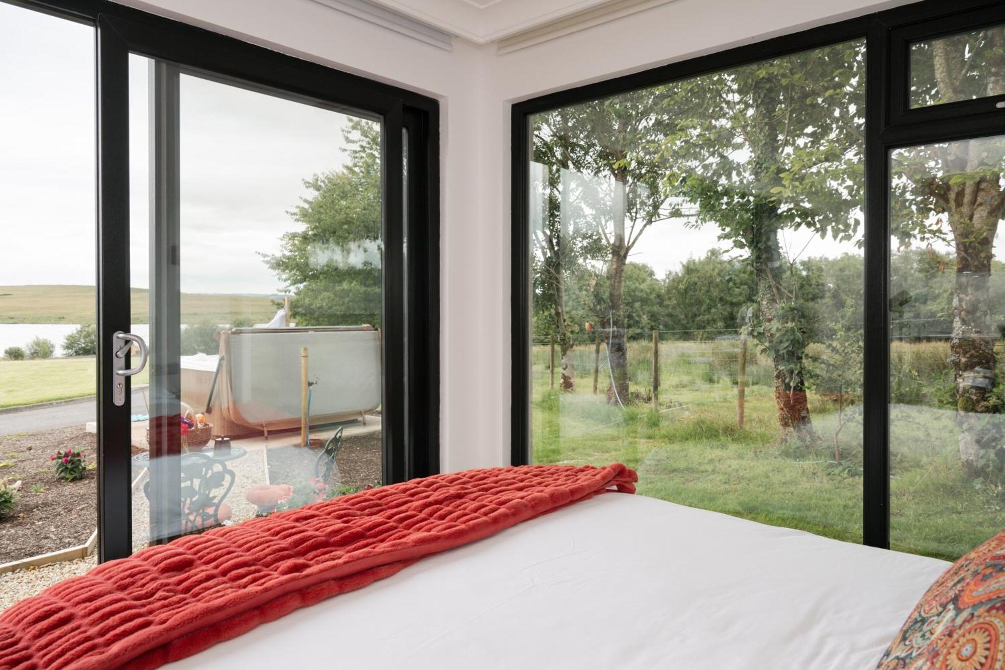 Lakescape - Waterfront Self- Catering Cabins 恩尼斯基林 外观 照片